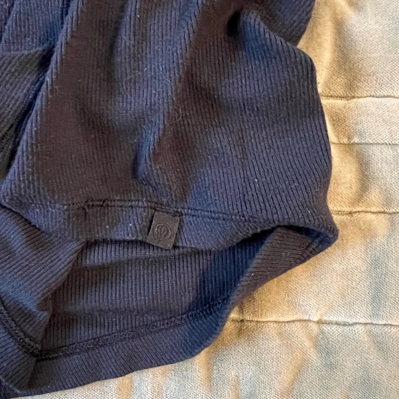 Women’s lululemon black hold tight Long Sleeve Women's Top - Picture 3 of 3